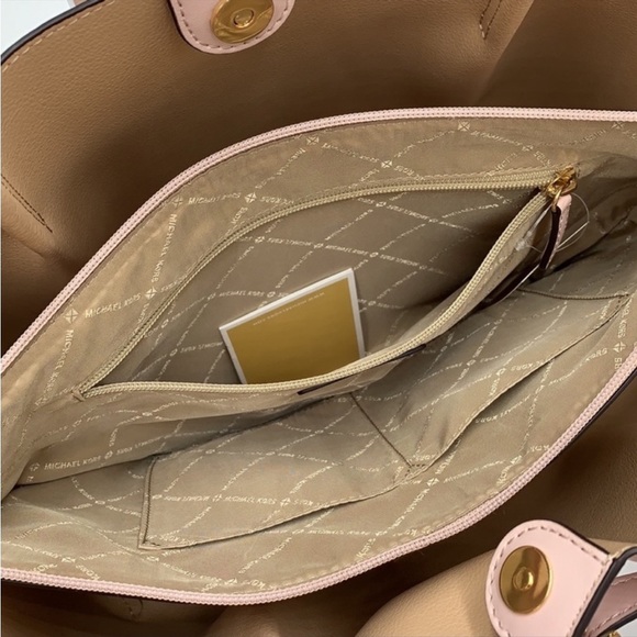 MICHAEL KORS
Emilia Large Pebbled Leather Tote Bag Powder Blush color - Picture 7 of 9